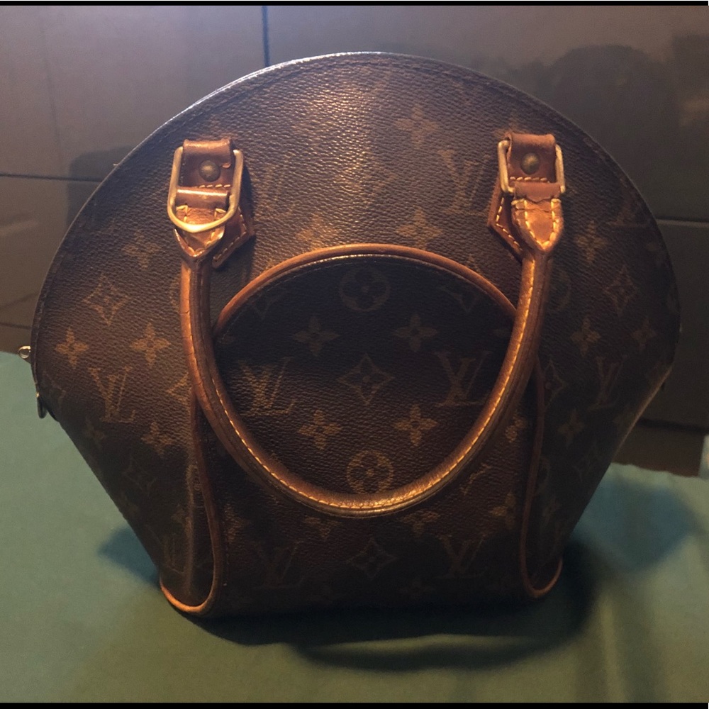 EUC Louis Vuitton Ellipse PM!!